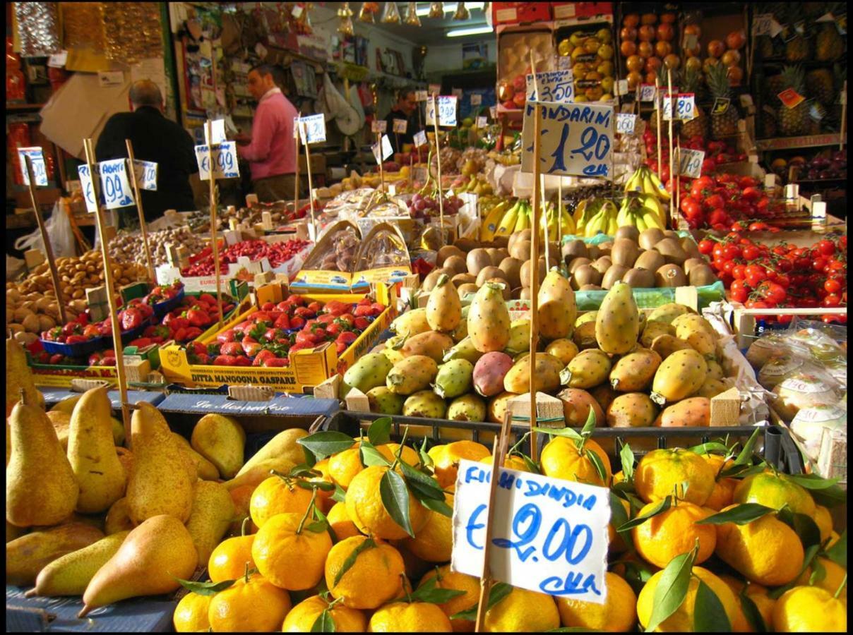 Apartment For 2 In Catania, B&B Le Voci Del Mercato Екстер'єр фото